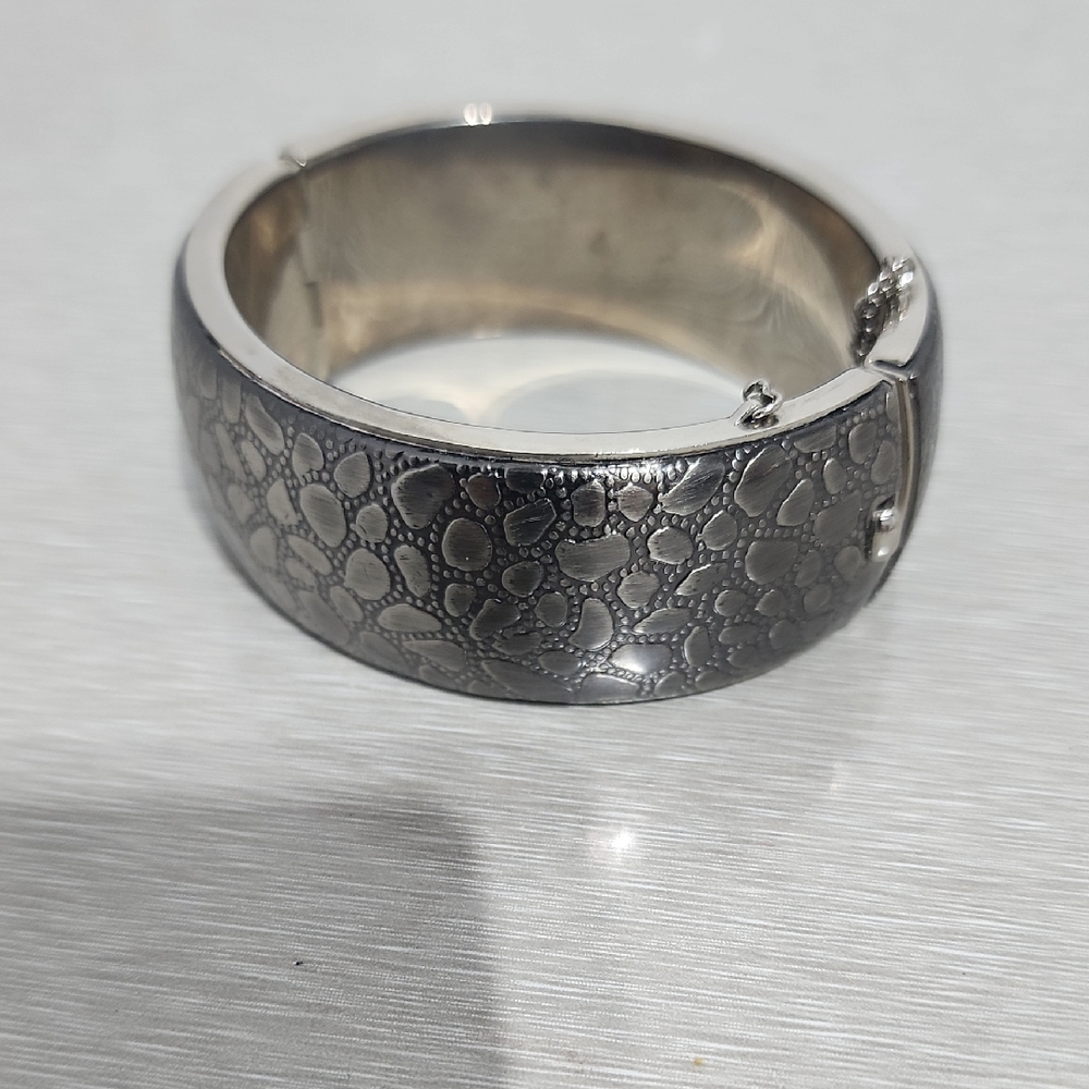 Elegant Silver Patterned Bracelet
